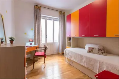 Letto o letti in una camera di appartamento sulle scalette