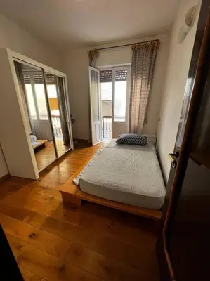 Letto o letti in una camera di appartamento sulle scalette