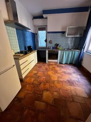 Cucina o angolo cottura di appartamento sulle scalette