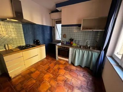 Cucina o angolo cottura di appartamento sulle scalette