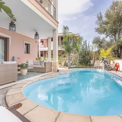 GuestHost - Stunning Villa Paola with Swimming Pool & Terrace!