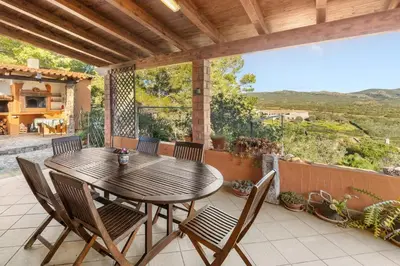 Vista generica sulle montagne o vista sulle montagne dall'interno della casa vacanze