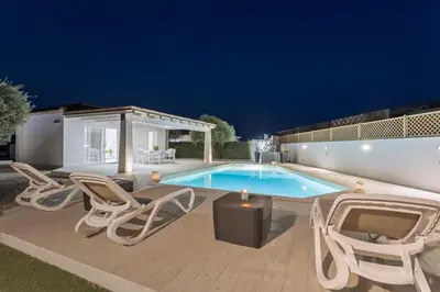 Piscina di 350 mt spiaggia villa claudia con piscina privata o nelle vicinanze