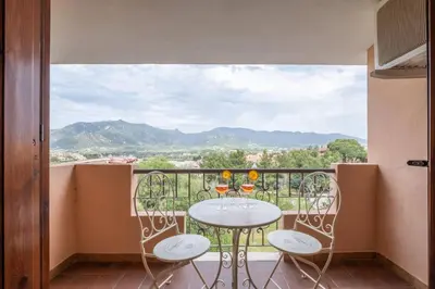 Vista generica sulle montagne o vista sulle montagne dall'interno dell'appartamento