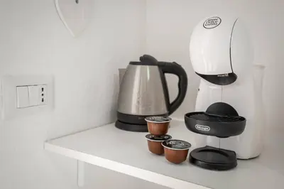 Set per la preparazione di tè e caffè presso Design Villetta by Propertize