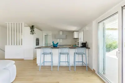 Cucina o angolo cottura di Villa Angelina con piscina e giardino privato a pochi passi dalla Spiaggia di Campus