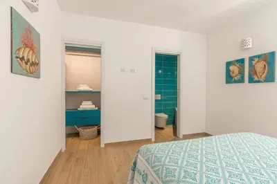 Letto o letti in una camera di Villa Angelina con piscina e giardino privato a pochi passi dalla Spiaggia di Campus