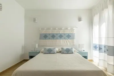 Letto o letti in una camera di Villa Angelina con piscina e giardino privato a pochi passi dalla Spiaggia di Campus