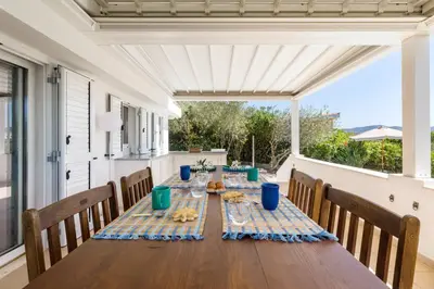 Balcone o terrazza di Villa Angelina con piscina e giardino privato a pochi passi dalla Spiaggia di Campus