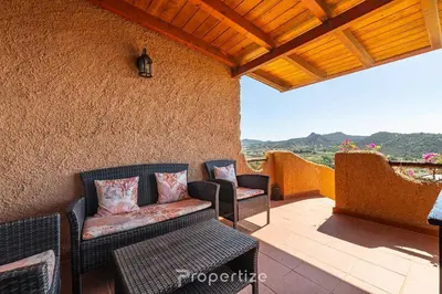 Vista generica sulle montagne o vista sulle montagne dall'interno della villa