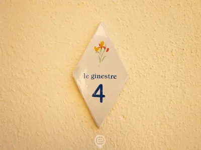 Certificato, attestato, insegna o altro documento esposto da Casa Oskar