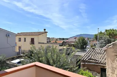 Vista generica sulle montagne o vista sulle montagne dall'interno dell'appartamento