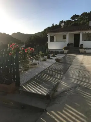 Vista generica sulle montagne o vista sulle montagne dall'interno della casa vacanze