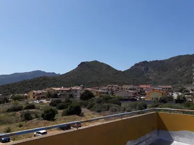 Vista generica sulle montagne o vista sulle montagne dall'interno dell'appartamento