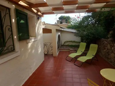Patio o area all'aperto di Villetta vista mare sulla spiaggia di Porto Giunco