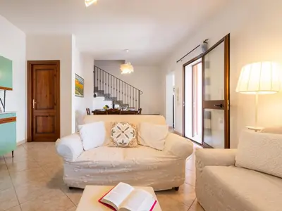 Area soggiorno di Holiday Home Rosy by Interhome