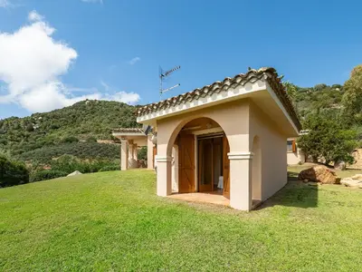 Vista generica sulle montagne o vista sulle montagne dall'interno della villa