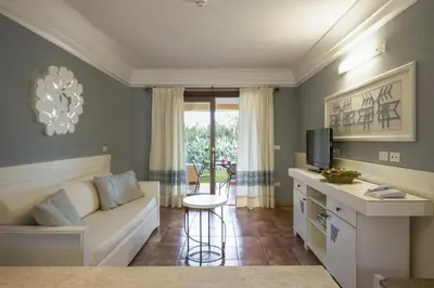 Cucina o angolo cottura di Tranquil Lantana Resort Hotel and Apartments 1-2km from Nora beach