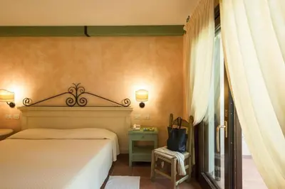 Letto o letti in una camera di Tranquil Lantana Resort Hotel and Apartments 1-2km from Nora beach