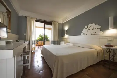 Letto o letti in una camera di Tranquil Lantana Resort Hotel and Apartments 1-2km from Nora beach