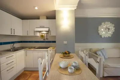 Cucina o angolo cottura di Tranquil Lantana Resort 2 Bedroom Apartments Sleeps 7 free wifi