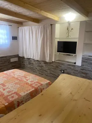 TV o dispositivi per l'intrattenimento presso Monolocale indipendente nel quartiere residenziale Genneruxi