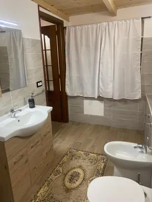 Bagno di Monolocale indipendente nel quartiere residenziale Genneruxi