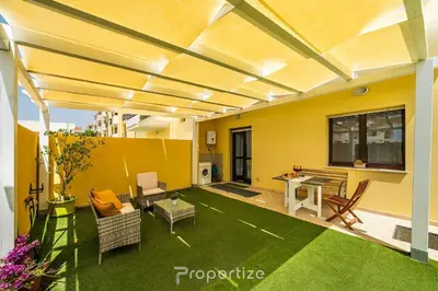 Patio o area all'aperto di Sun Terrace Home by Propertize