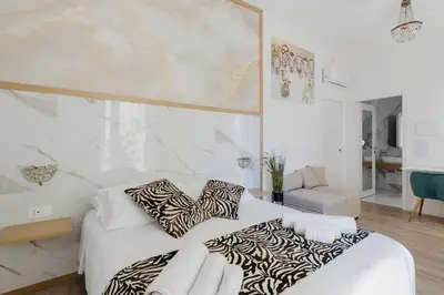 Letto o letti in una camera di New Elegance Suites Guesthouse