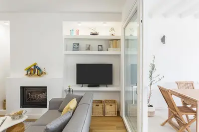 TV o dispositivi per l'intrattenimento presso Luxury Villa Turquoise road to Villasimius 50 m from the sea IUN S0573