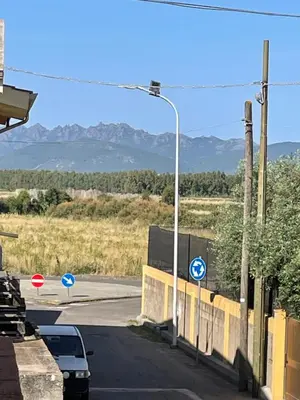 Vista generica sulle montagne o vista sulle montagne dall'interno della casa vacanze