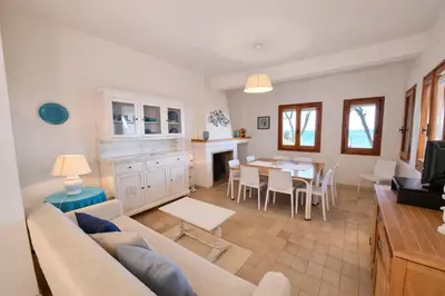 TV o dispositivi per l'intrattenimento presso Villa Alex on the beach with sea view