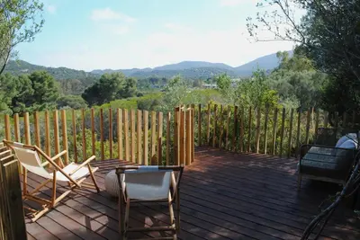 Vista generica sulle montagne o vista sulle montagne dall'interno della casa vacanze