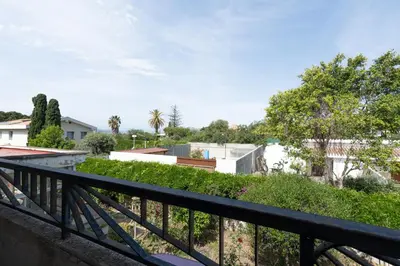 Giardino di Casa frente al mar con terraza panorámica