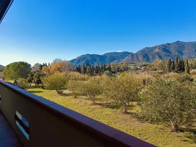Vista generica sulle montagne o vista sulle montagne dall'interno della casa vacanze