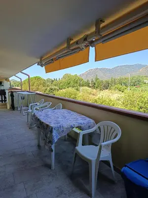 Vista generica sulle montagne o vista sulle montagne dall'interno della casa vacanze