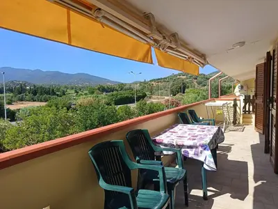 Vista generica sulle montagne o vista sulle montagne dall'interno della casa vacanze