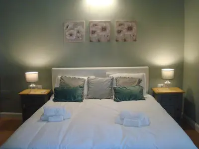 Letto o letti in una camera di Nuovo, tranquilla e in città
