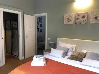 Letto o letti in una camera di Nuovo, tranquilla e in città