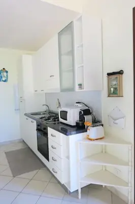 Cucina o angolo cottura di Villetta Laura By La Via Del Mare Viaggi e Vacanze