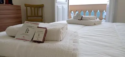 Letto o letti in una camera di Onlyrooms V - Sea View & Train Station