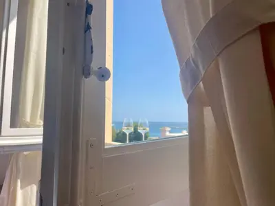 Vista generica sul mare o vista sul mare dall'interno dell'affittacamere