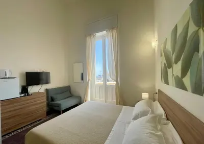 Letto o letti in una camera di Onlyrooms V - Sea View & Train Station