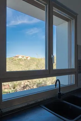 Vista generica sulle montagne o vista sulle montagne dall'interno della villa