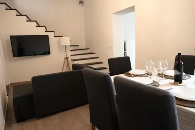 TV o dispositivi per l'intrattenimento presso GuestHost - Comfy Two-Levels Apartment with Terrace!