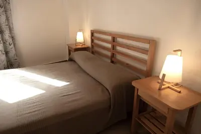 Letto o letti in una camera di GuestHost - Comfy Two-Levels Apartment with Terrace!