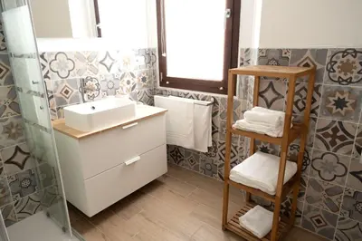 Bagno di GuestHost - Comfy Two-Levels Apartment with Terrace!