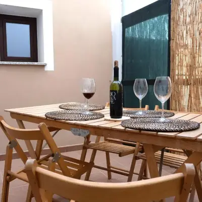 GuestHost - Comfy Two-Levels Apartment with Terrace!