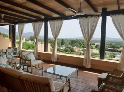 Vista generica sulle montagne o vista sulle montagne dall'interno della casa vacanze