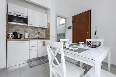 Cucina o angolo cottura di GuestHost - Comfy Apartment close to the Station with Courtyard